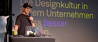 MItarbeiter bei Vortrag über Designkultur in Unternehmen