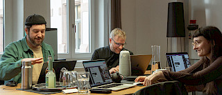 diff communications Team bei kollaborativer Arbeit im Nürnberger Büro