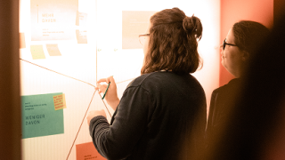 Design Thinking Workshop mit Brainstorming an Ideenwand