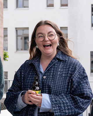 Bild einer Mitarbeitenden bei .diff die lacht